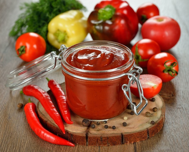 ketchup pod lupą